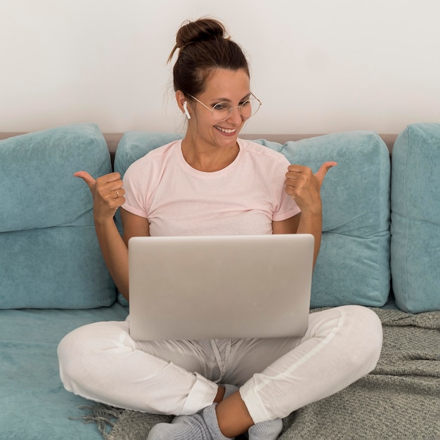 Foto grátis retrato de freelancer aproveitando o trabalho em casa