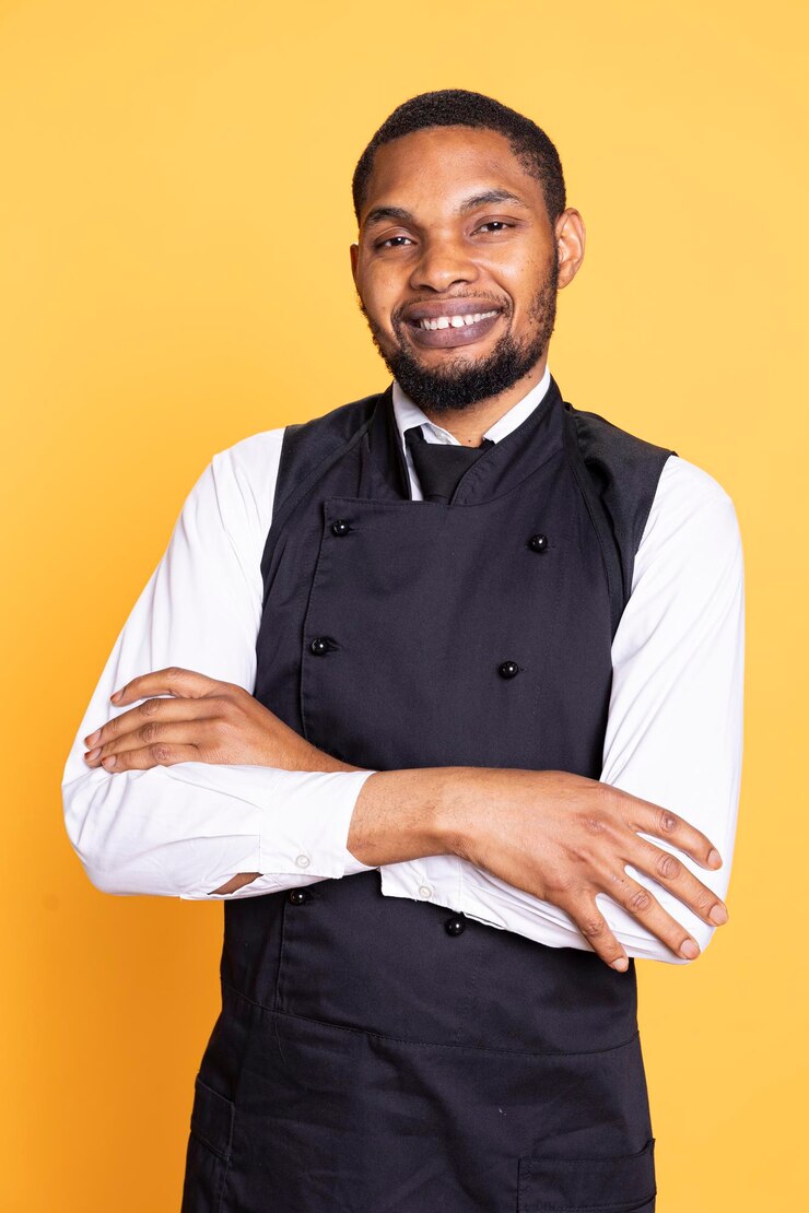 Foto grátis retrato de garçom de restaurante vestindo uniforme profissional e avental