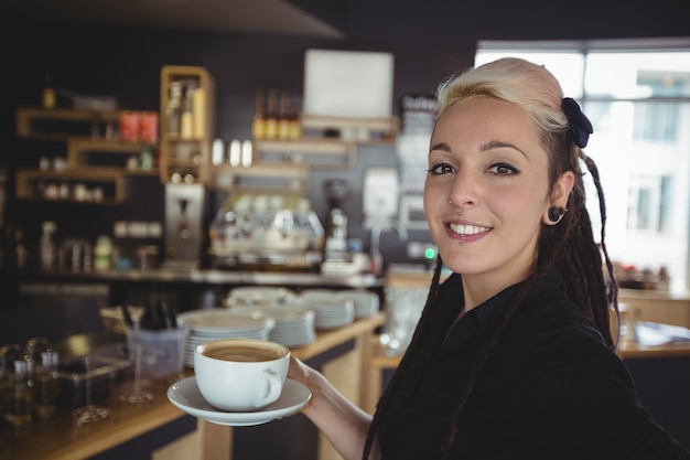 Retrato, de, garçonete, ficar, com, xícara café