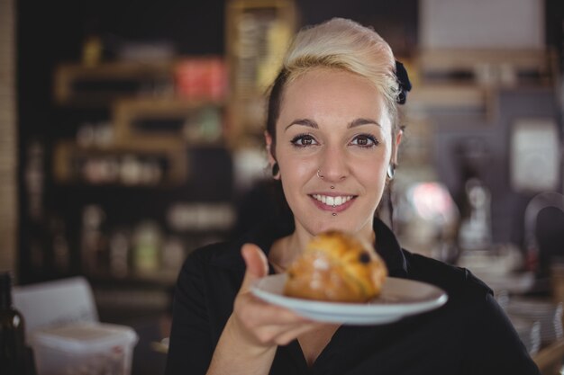 Retrato, de, garçonete, segurando, prato, com, muffin