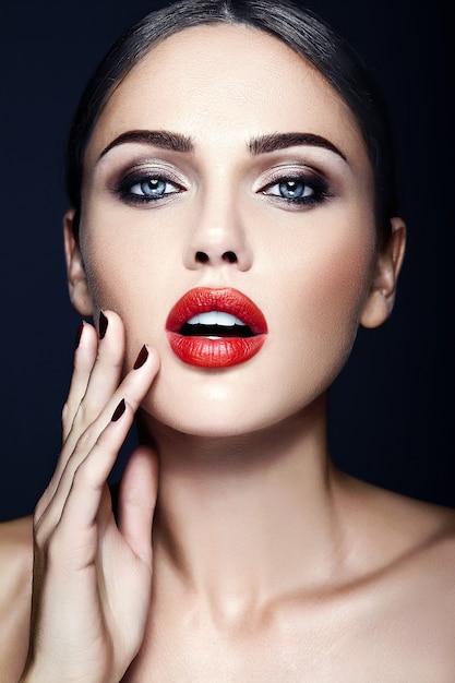 retrato de glamour sensual da senhora modelo linda mulher com lábios vermelhos cor e rosto de pele limpa e saudável
