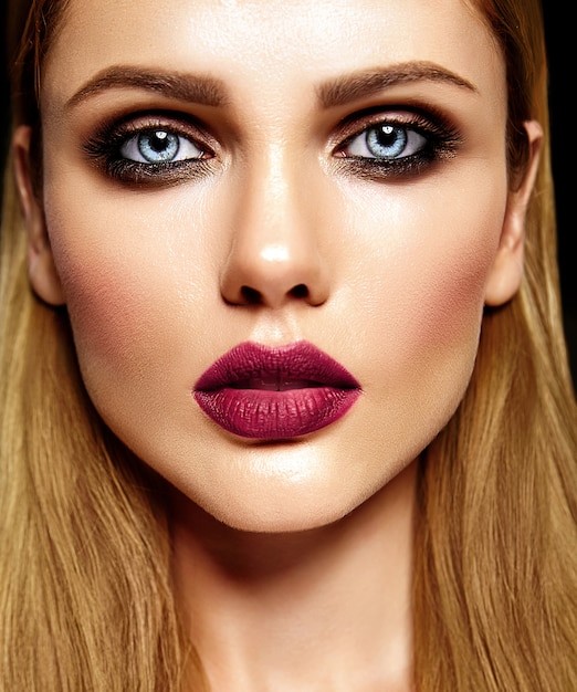 retrato de glamour sensual da senhora modelo linda mulher loira com maquiagem diária fresca com lábios roxos cor e pele limpa e saudável