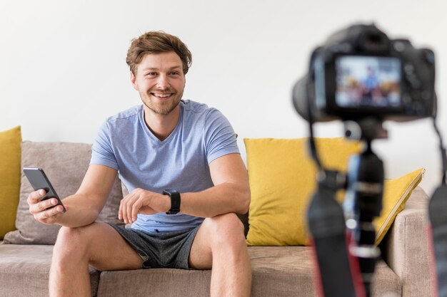 Retrato de gravação masculina adulta para blog pessoal