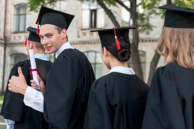 Retrato, de, grupo, de, estudantes, celebrando, seu, graduação