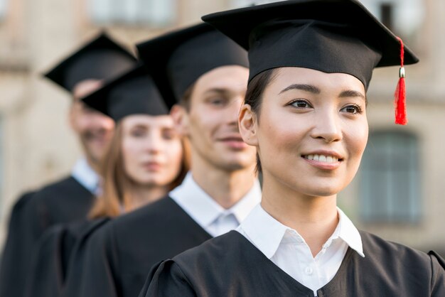 Retrato, de, grupo, de, estudantes, celebrando, seu, graduação