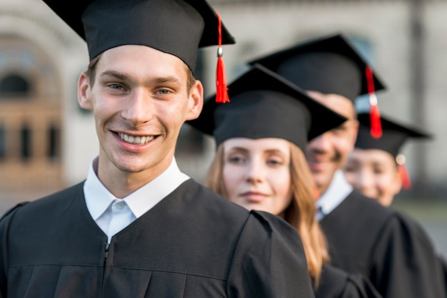 Retrato, de, grupo, de, estudantes, celebrando, seu, graduação