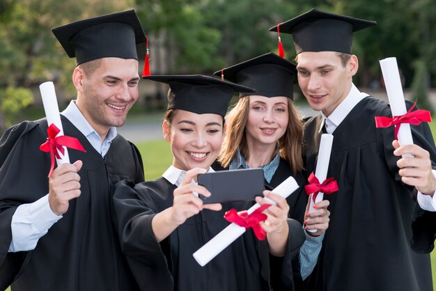 Retrato, de, grupo, de, estudantes, celebrando, seu, graduação