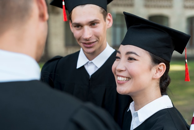 Retrato, de, grupo, de, estudantes, celebrando, seu, graduação