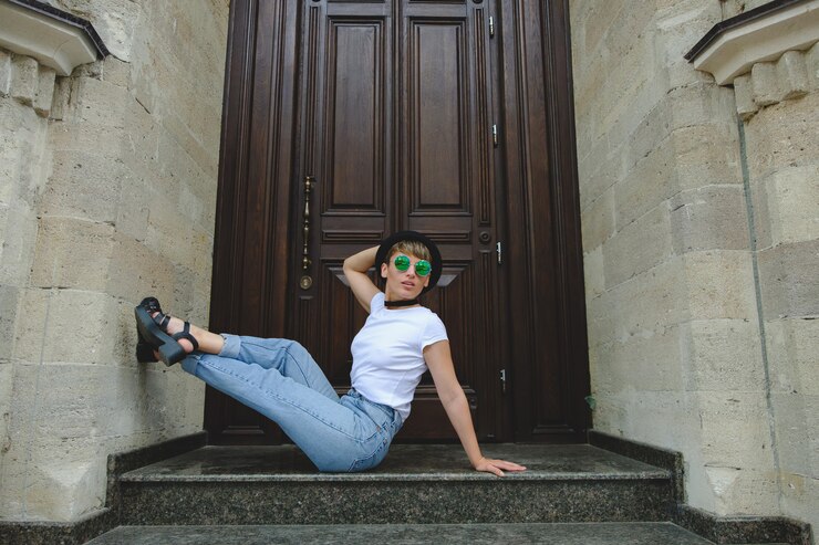 Foto grátis retrato de hipster feminino com maquiagem natural e cabelo curto, aproveitando o tempo de lazer ao ar livre