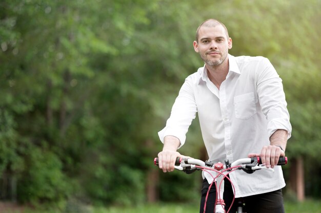 Retrato de homem adulto andando de bicicleta ao ar livre