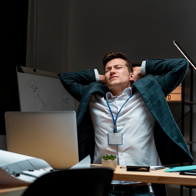 Foto grátis retrato de homem adulto cansado depois de trabalhar à noite