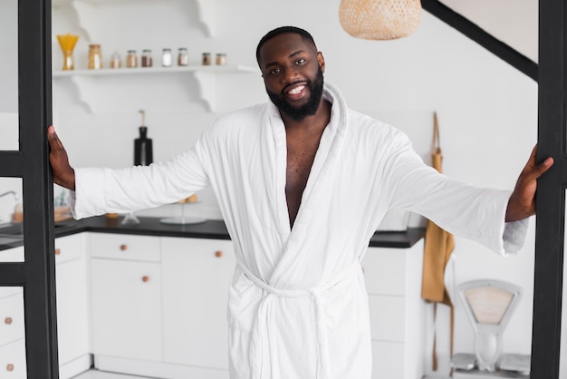 Retrato de homem adulto em roupão de banho