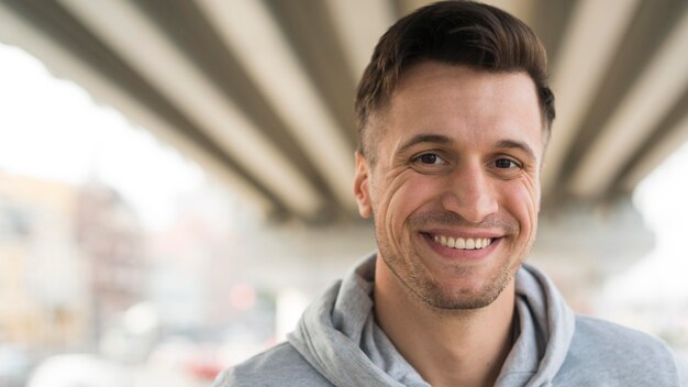 Retrato de homem adulto feliz sorrindo