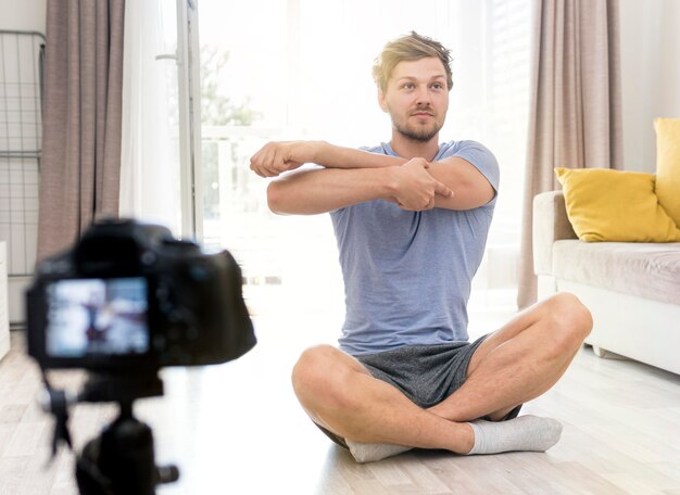 Retrato de homem adulto, gravando-se treinando