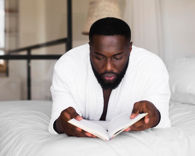 Foto grátis retrato de homem adulto, lendo um livro