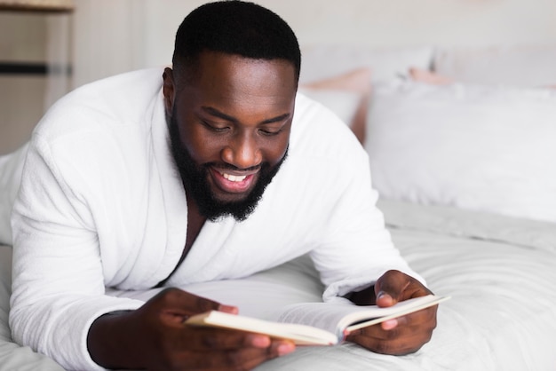 Retrato de homem adulto, lendo um livro