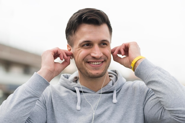 Foto grátis retrato de homem adulto, ouvindo música