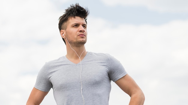 Foto grátis retrato de homem adulto pronto para exercer