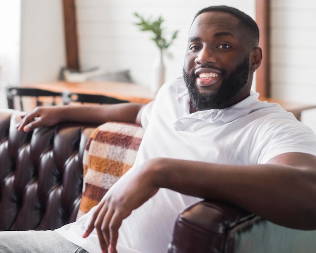 Retrato de homem adulto, relaxando em casa