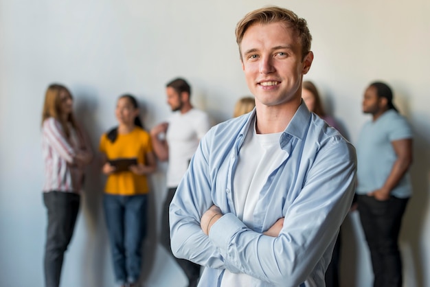 Foto grátis retrato de homem adulto sorrindo