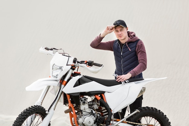 Foto grátis retrato de homem adulto, tentando reparar a motocicleta