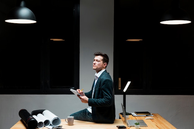 Retrato de homem adulto, trabalhando no projeto de negócios