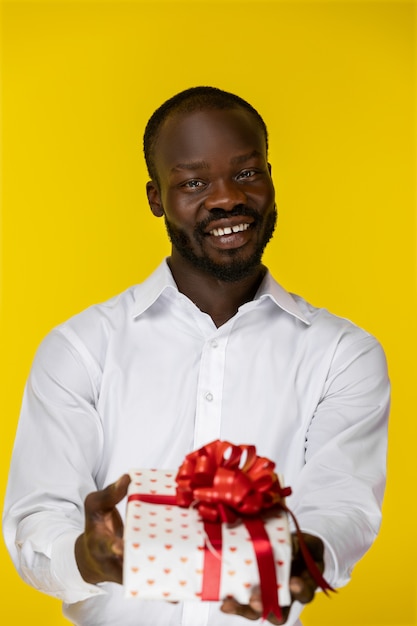 Retrato de homem Africano bonito dando um presente