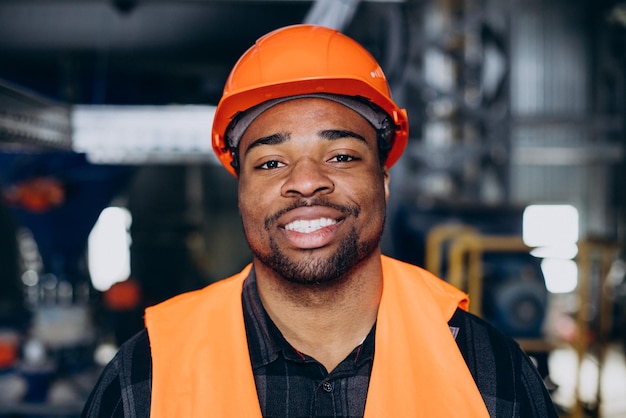 Retrato de homem afro-americano em uma fábrica