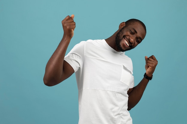 Foto grátis retrato de homem afro-americano