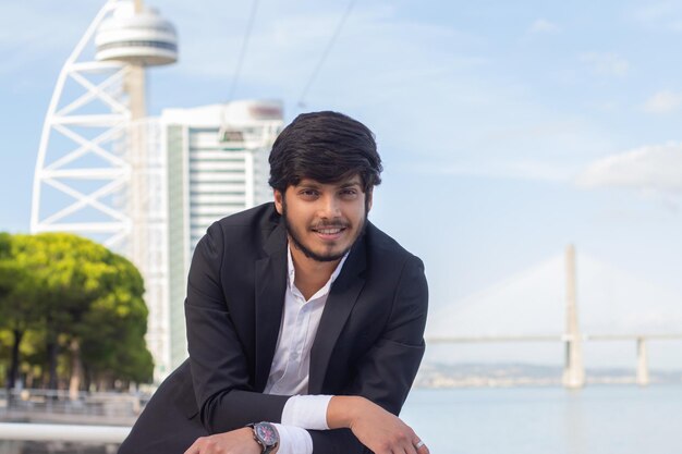 Retrato de homem árabe sorridente bonito. Atraente jovem empresário de terno com barba e bigode, olhando para a câmera. Retrato, internacional, conceito de beleza