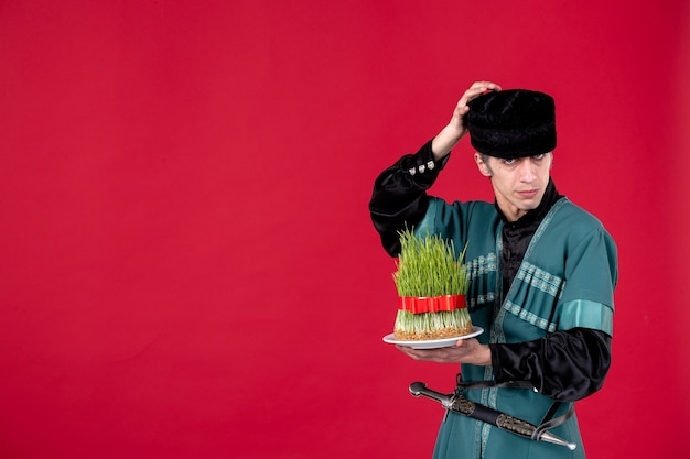 Foto grátis retrato de homem azeri em traje tradicional com sêmen em vermelho feriado étnico dançarino primavera novruz