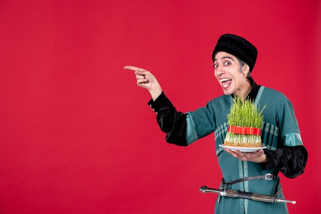 Retrato de homem azeri em traje tradicional com sêmen na dançarina étnica vermelha novruz primavera