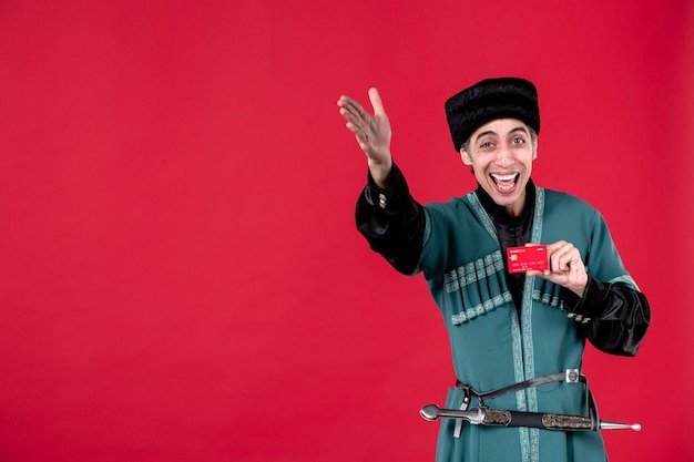 Retrato de homem azeri em traje tradicional segurando cartão de crédito.