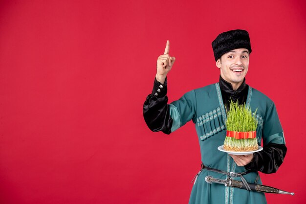 Retrato de homem azeri em traje tradicional segurando semeni studio shot red novruz primavera conceito