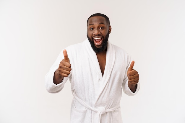 Retrato de homem barbudo bonito afro-americano feliz rindo e mostrando o polegar para cima gesto