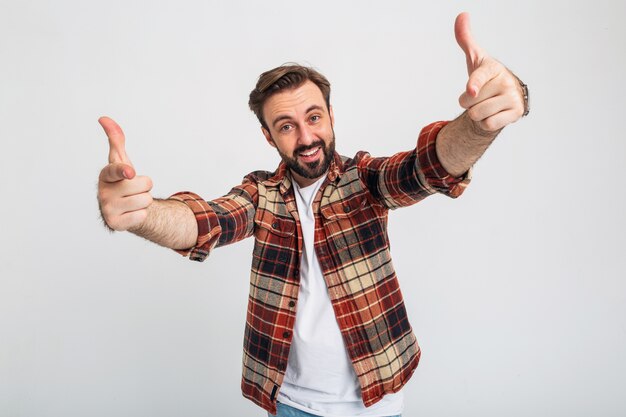 Retrato de homem barbudo bonito, engraçado, isolado apontando o dedo