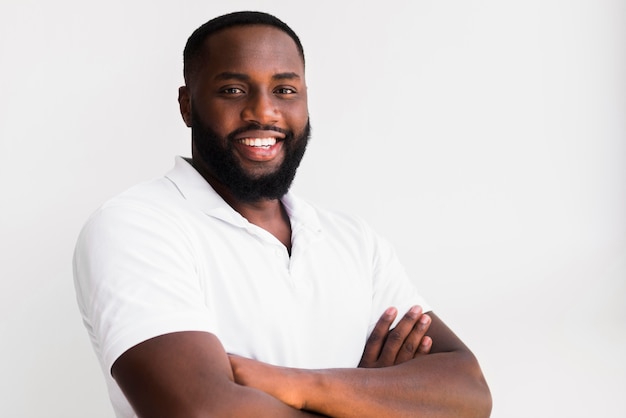 Foto grátis retrato de homem barbudo bonito