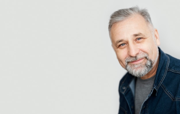 Foto grátis retrato de homem barbudo com jaqueta jeans