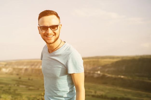 Retrato de homem bonito ao ar livre com um instagram vintage retro fi