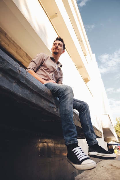 Foto grátis retrato de homem bonito ao ar livre