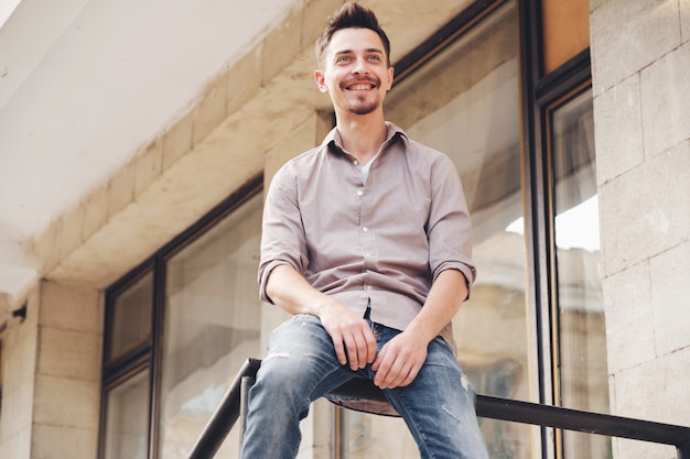 Foto grátis retrato de homem bonito ao ar livre