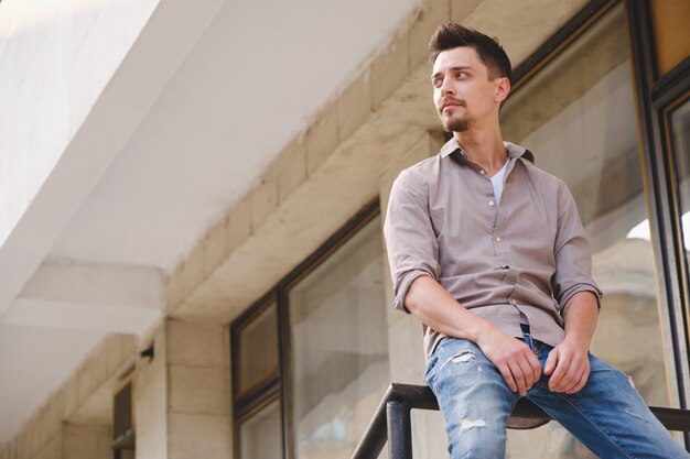 Retrato de homem bonito ao ar livre