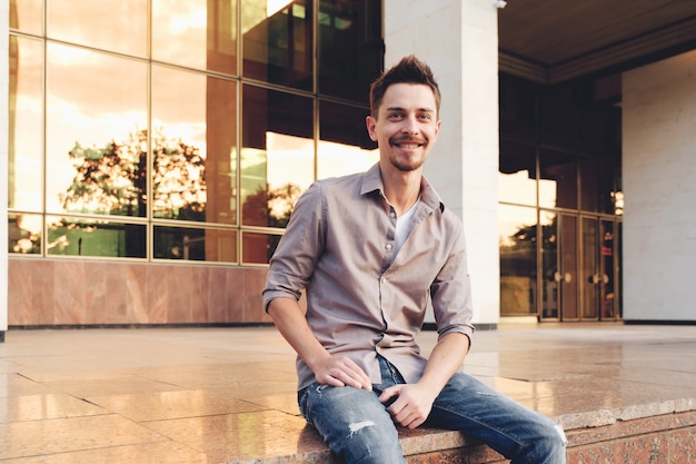 Foto grátis retrato de homem bonito ao ar livre