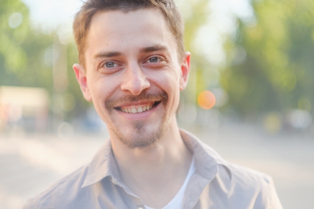 Foto grátis retrato de homem bonito ao ar livre