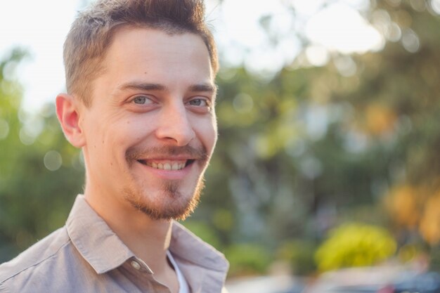 Retrato de homem bonito ao ar livre