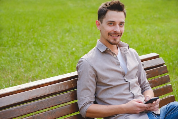 Foto grátis retrato de homem bonito ao ar livre