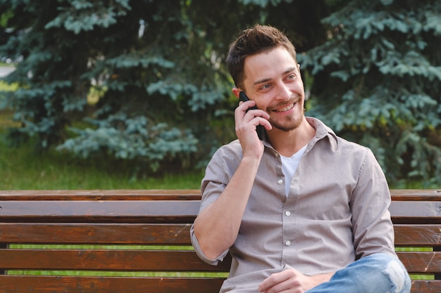 Foto grátis retrato de homem bonito ao ar livre