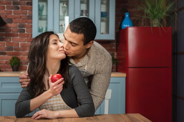 Retrato de homem bonito, beijando a mulher