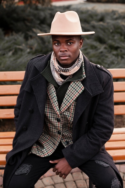 Foto grátis retrato de homem bonito com moderno quente