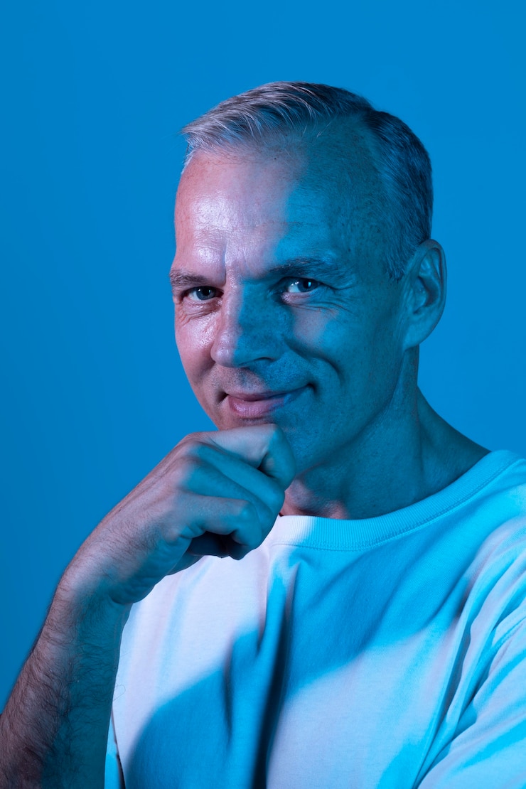 Foto grátis retrato de homem bonito de meia-idade com luzes de néon